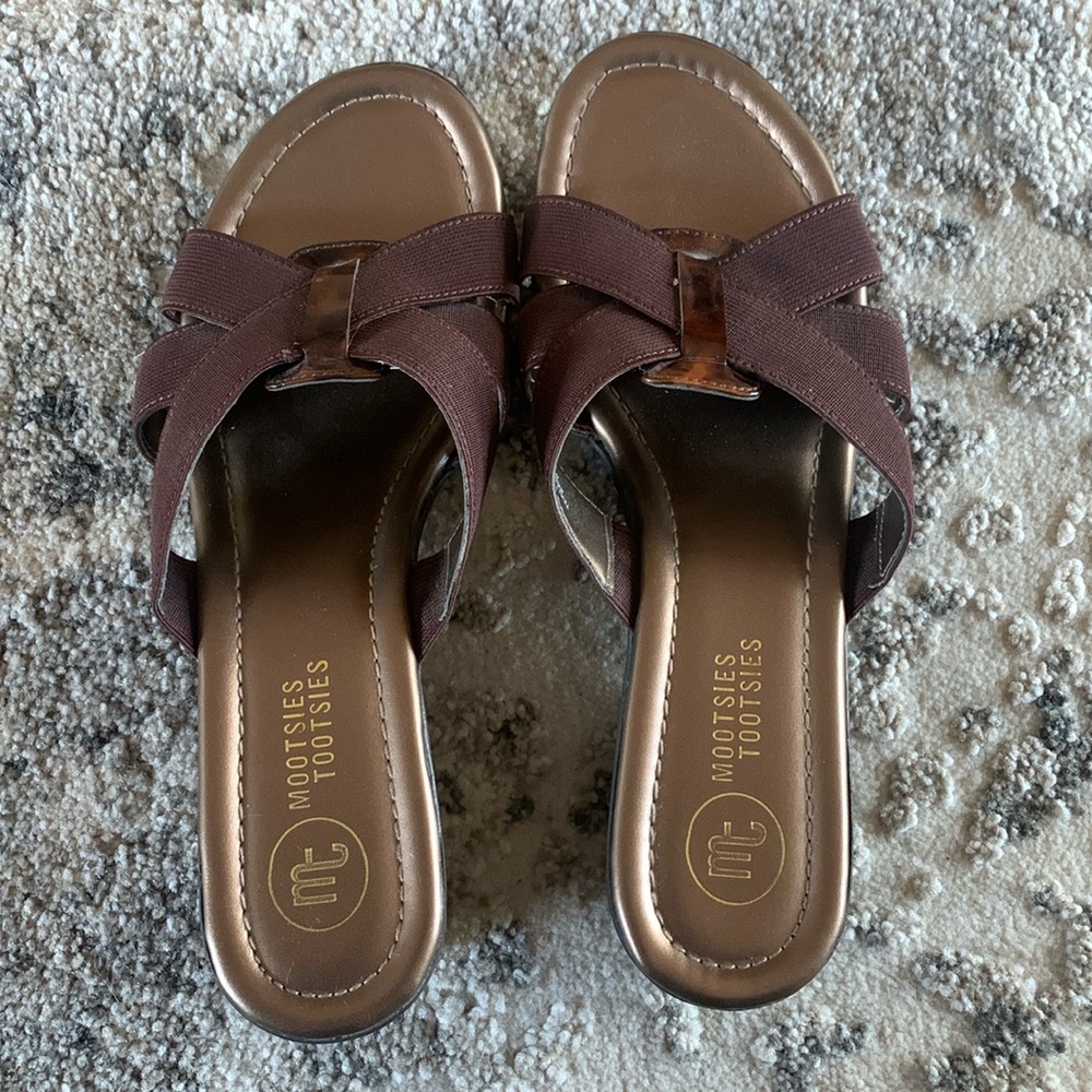 EUC Mootsie Tootsie brown slides size 6.